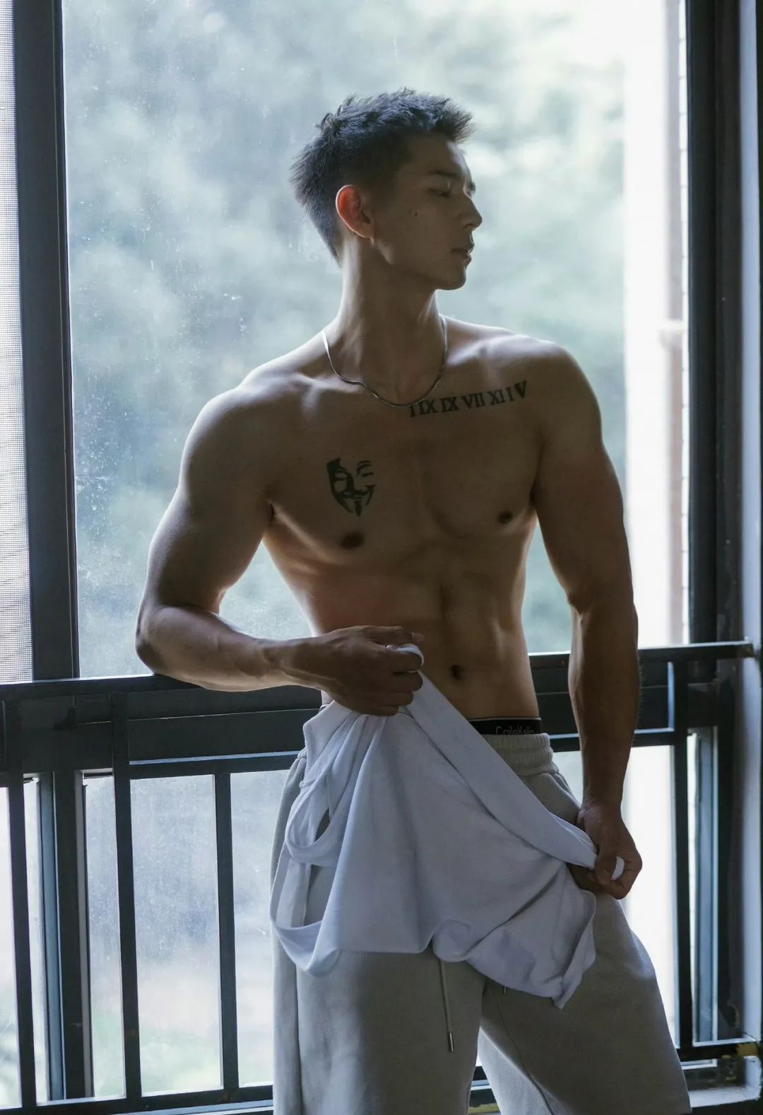 俊俏小郎君高颜值肌肉帅哥写真，大胸肌麒麟臂腹肌太完美