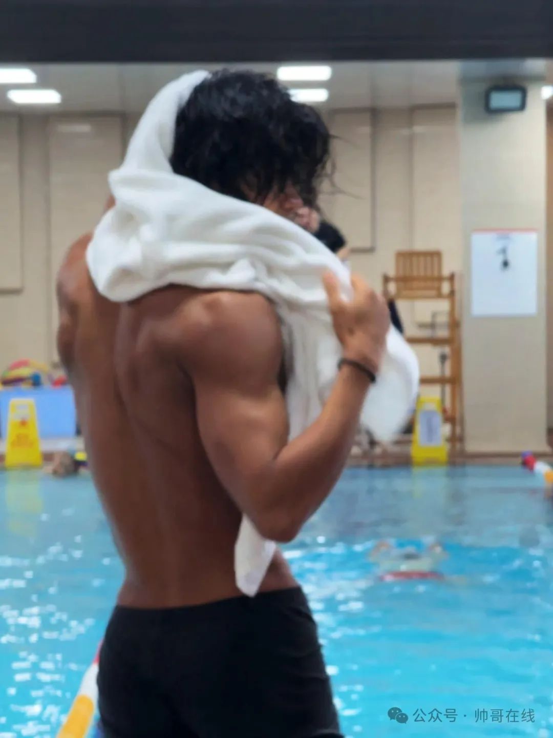 185CM 黑皮腹肌健身模特，身材馋哭网友!