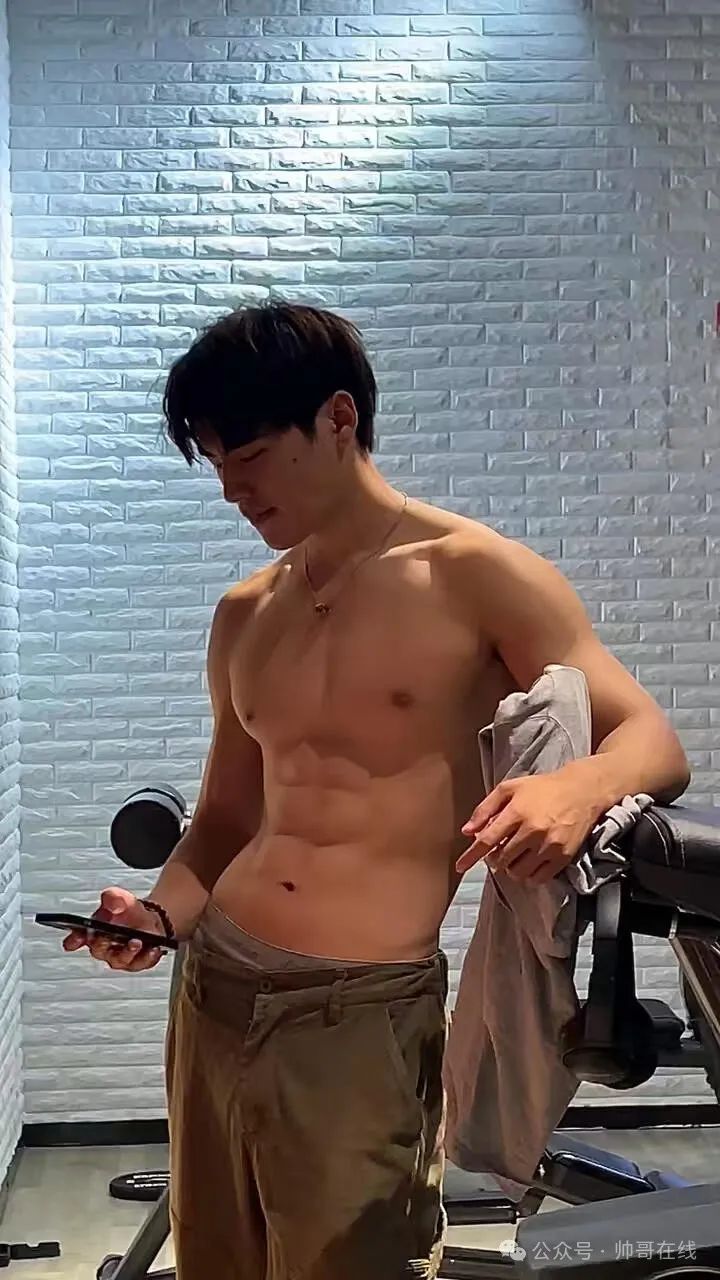 185CM 黑皮腹肌健身模特，身材馋哭网友!