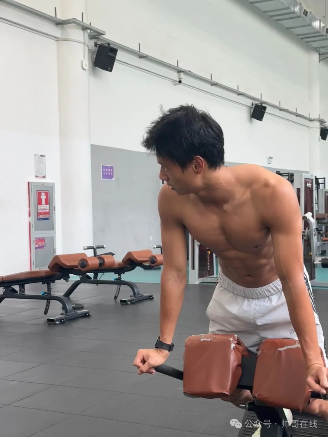 黑皮腹肌体育生弟弟，男大的张力你把持不住！