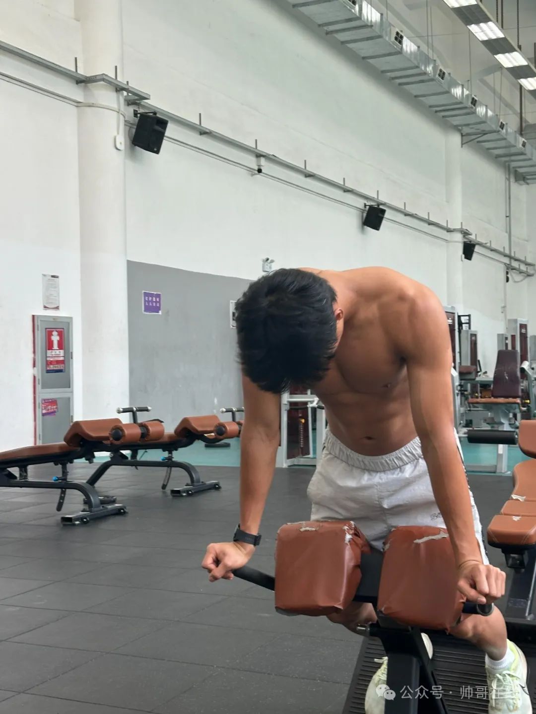 黑皮腹肌体育生弟弟，男大的张力你把持不住！