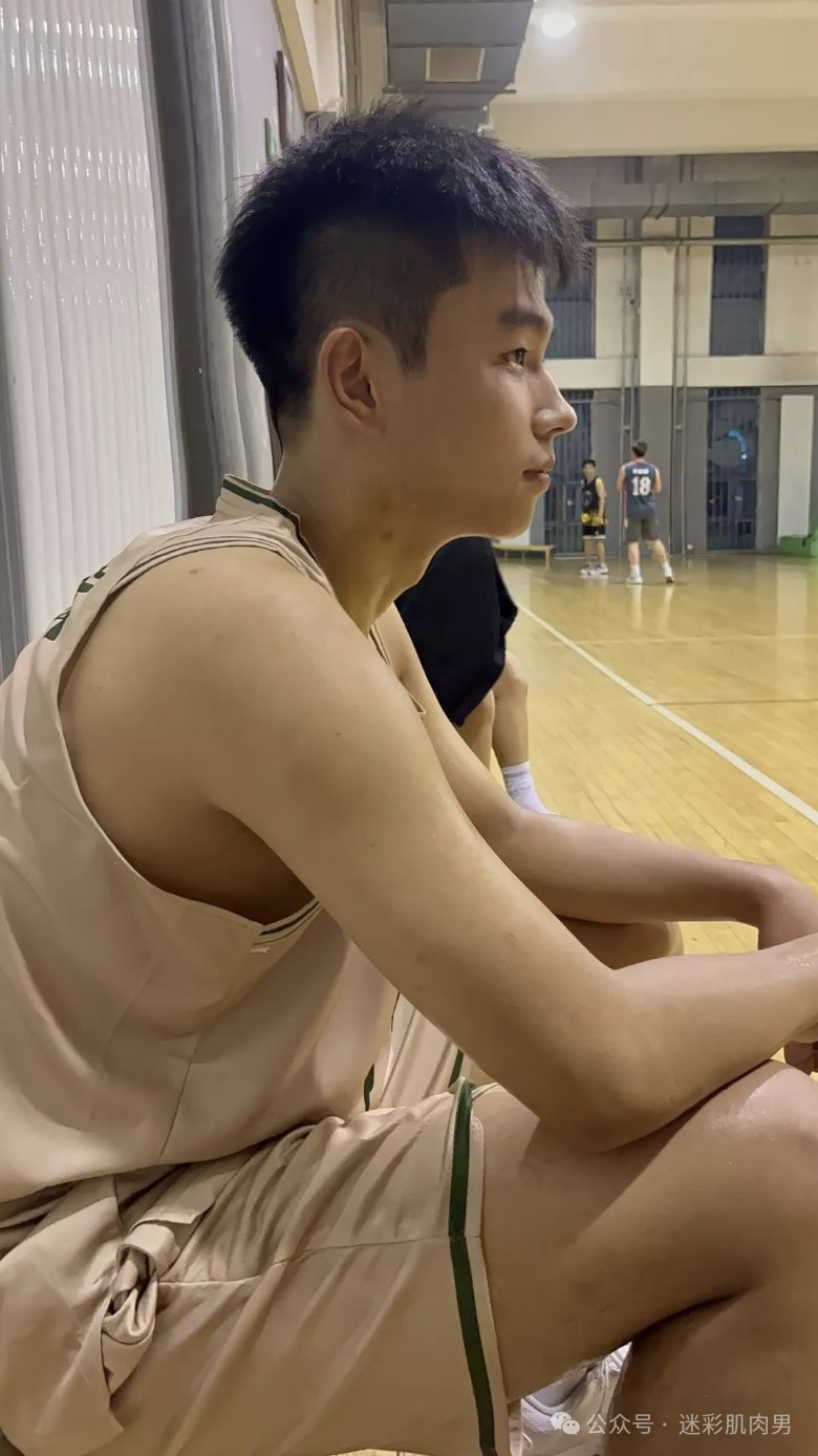 吉林体育学院打篮球的男大运动小哥，好帅呀！