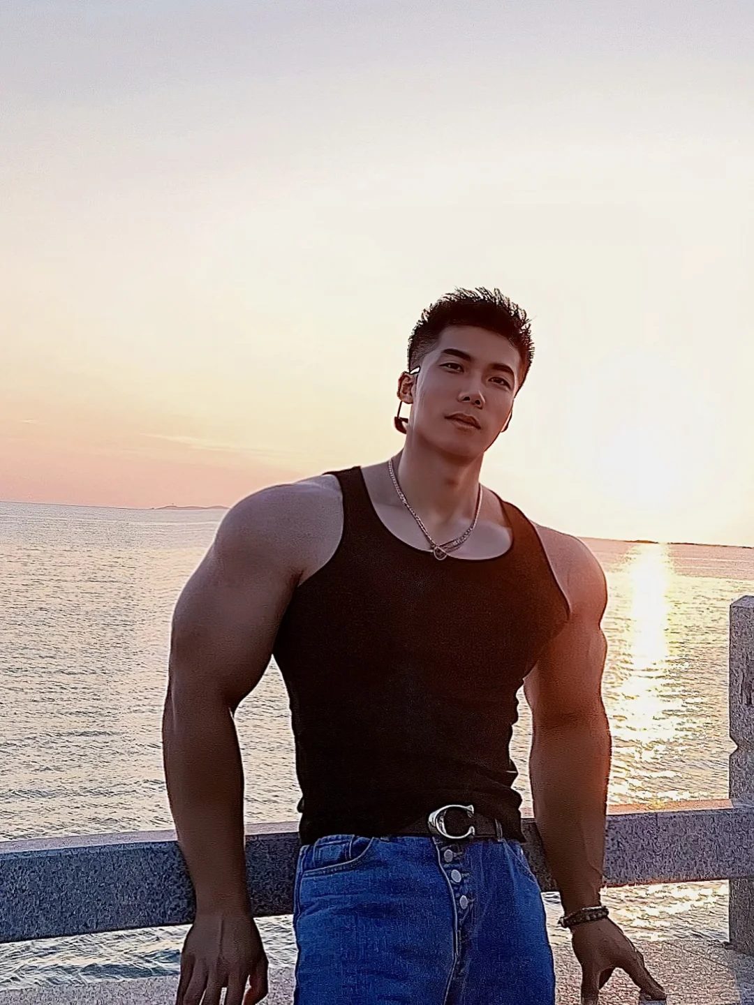 浙江黑皮战神肌肉刷屏，这身材是真实存在的吗？！