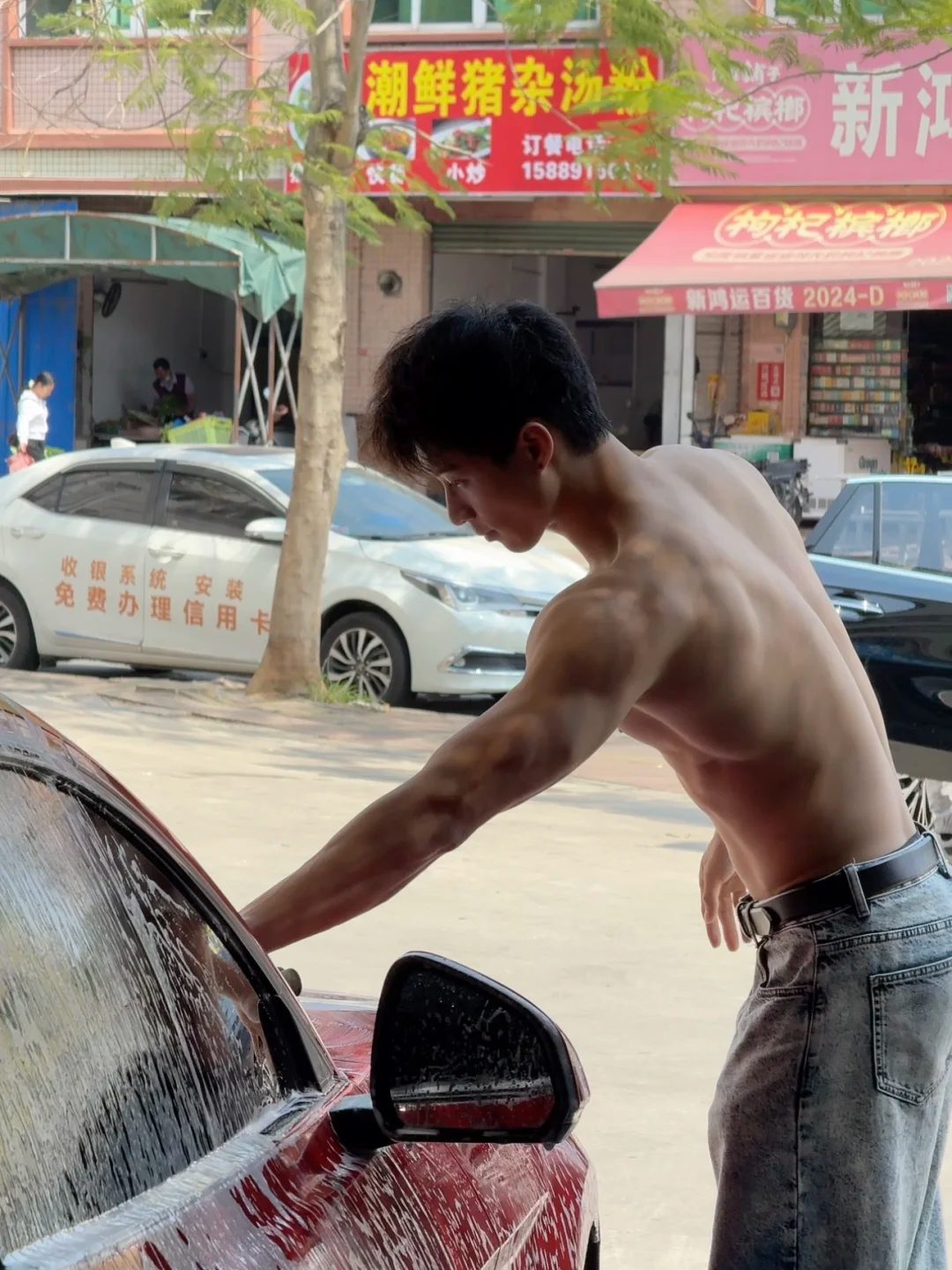 洗车遇到光膀子肌肉小哥，他的裤子打湿啦！