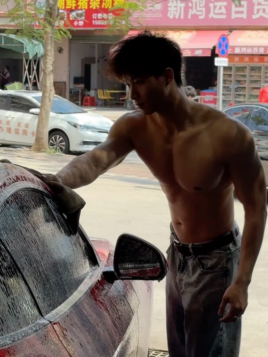 洗车遇到光膀子肌肉小哥，他的裤子打湿啦！