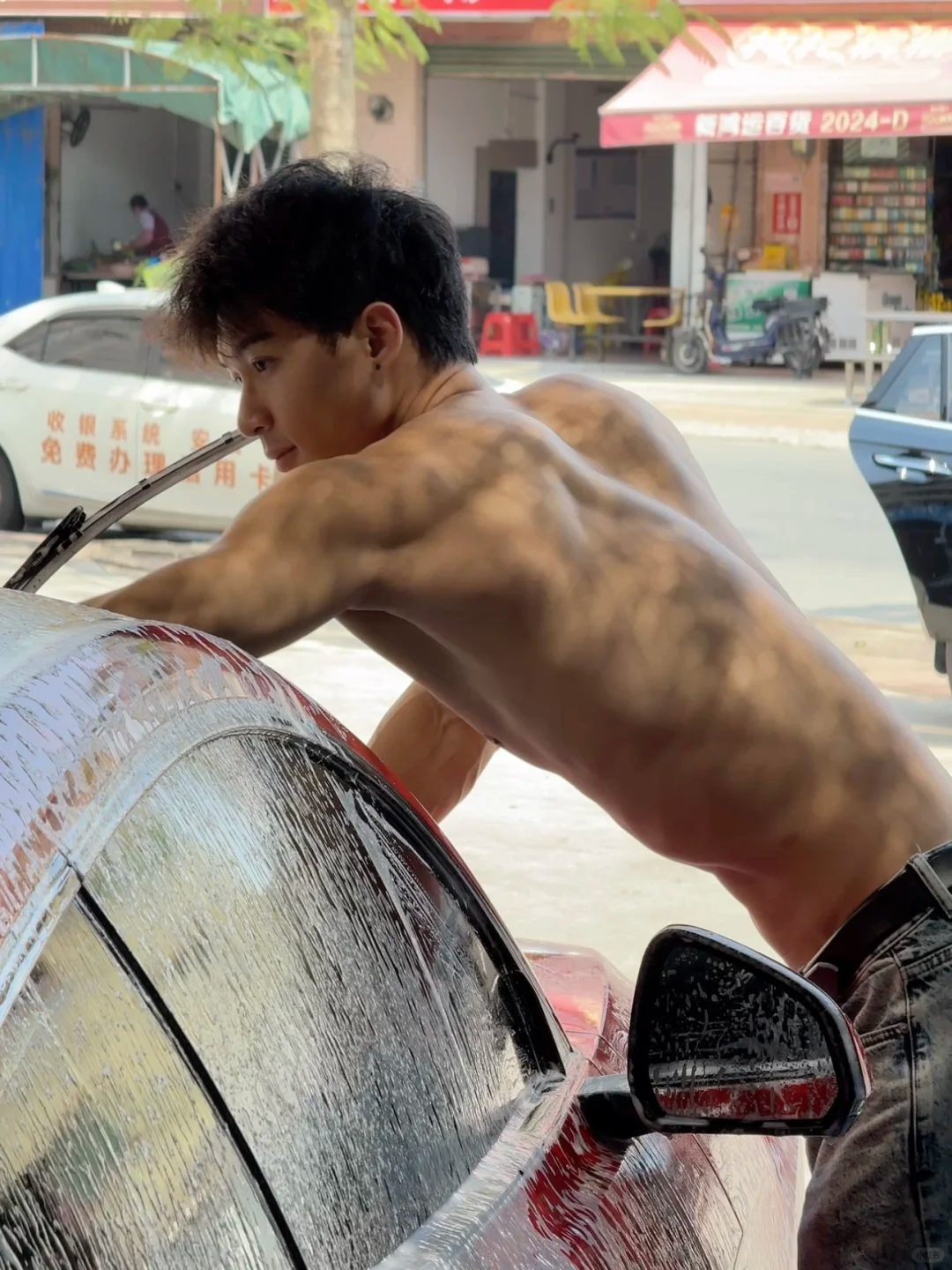 洗车遇到光膀子肌肉小哥，他的裤子打湿啦！