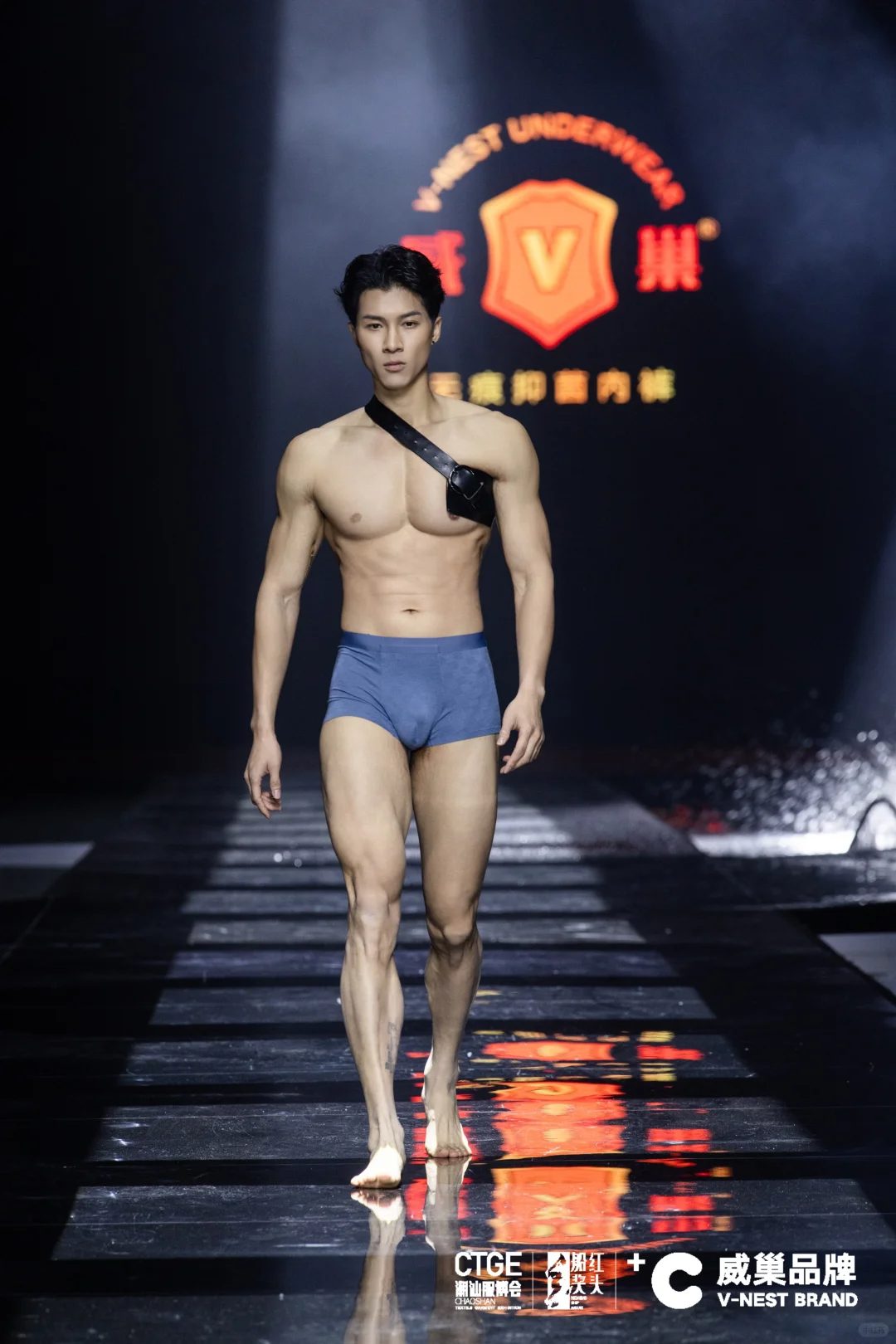 洗车遇到光膀子肌肉小哥，他的裤子打湿啦！