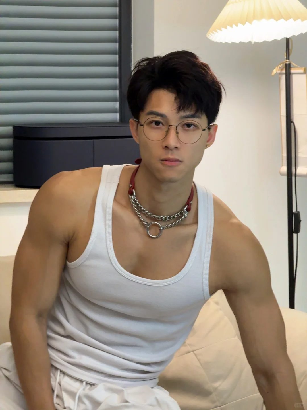 洗车遇到光膀子肌肉小哥，他的裤子打湿啦！