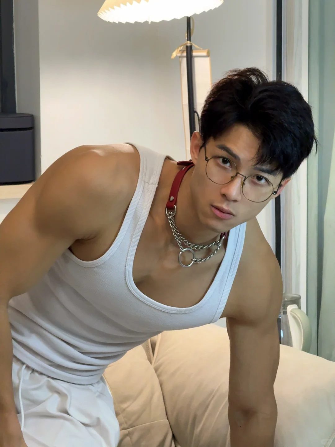 洗车遇到光膀子肌肉小哥，他的裤子打湿啦！