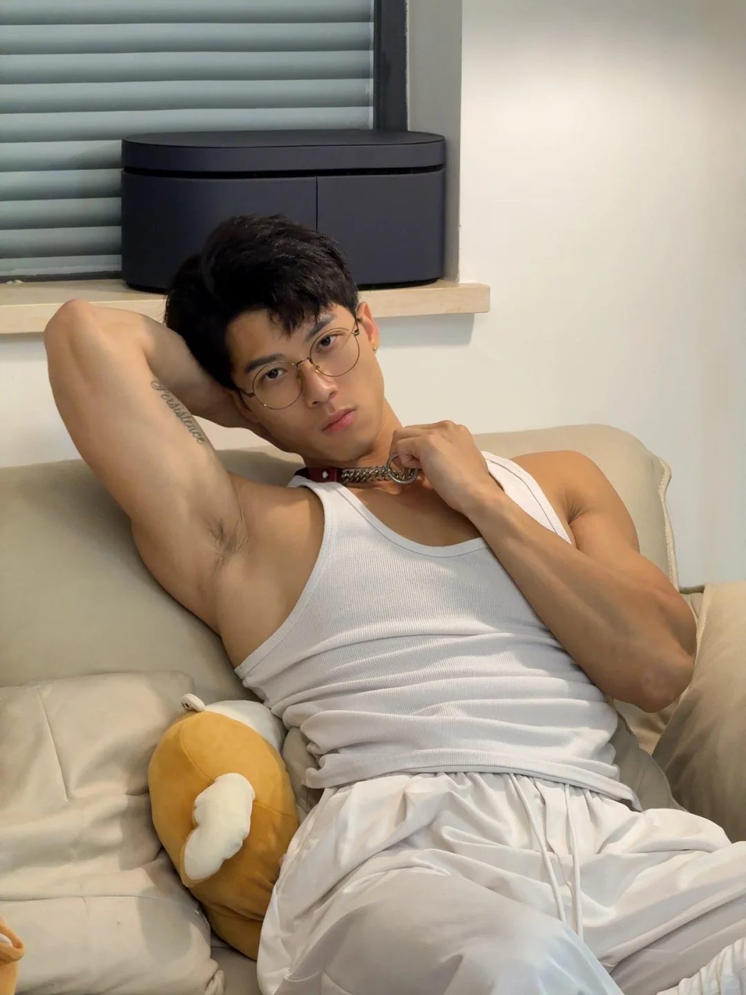 洗车遇到光膀子肌肉小哥，他的裤子打湿啦！