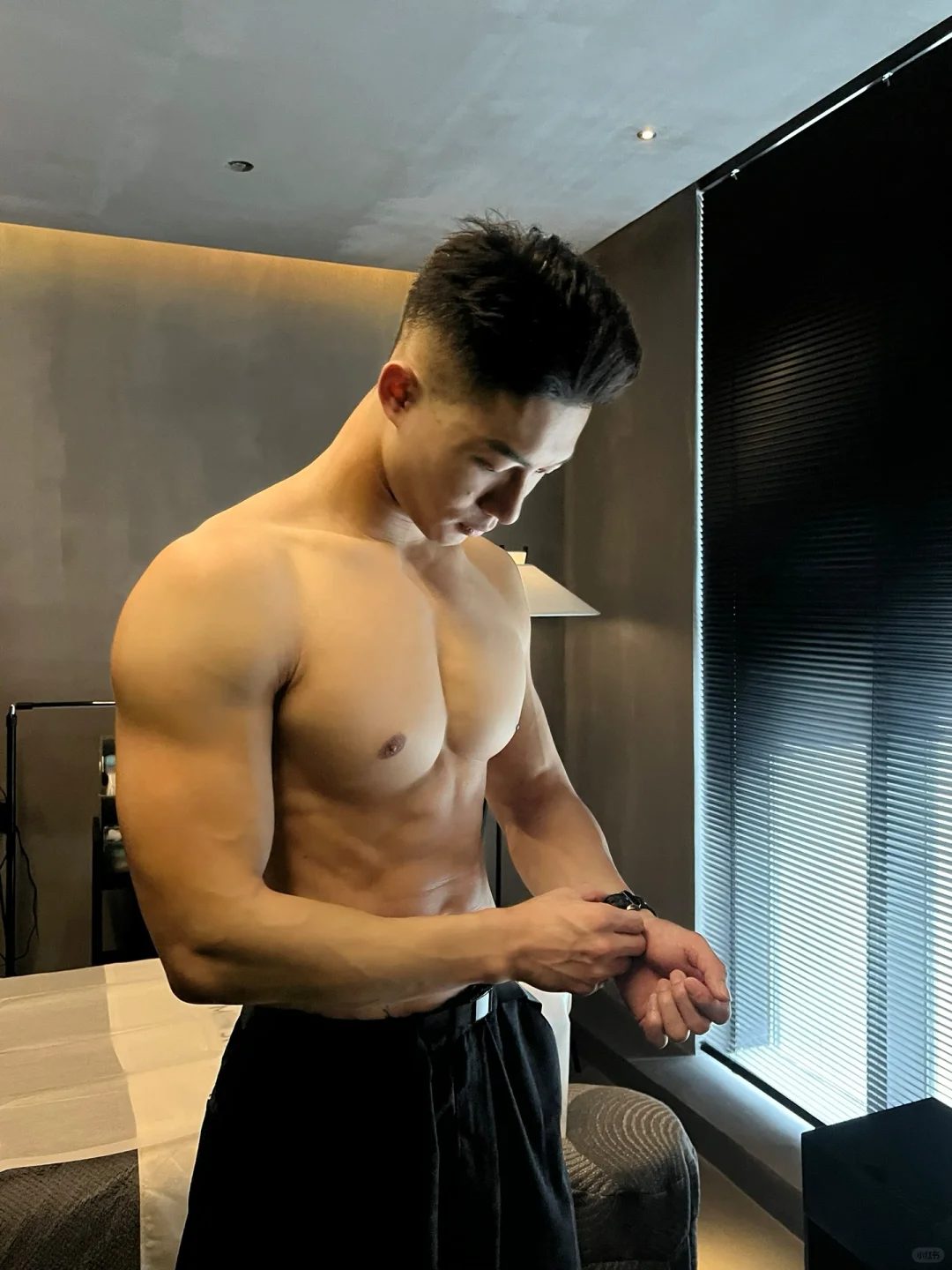 洗车遇到光膀子肌肉小哥，他的裤子打湿啦！