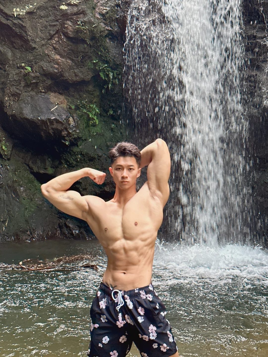 洗车遇到光膀子肌肉小哥，他的裤子打湿啦！