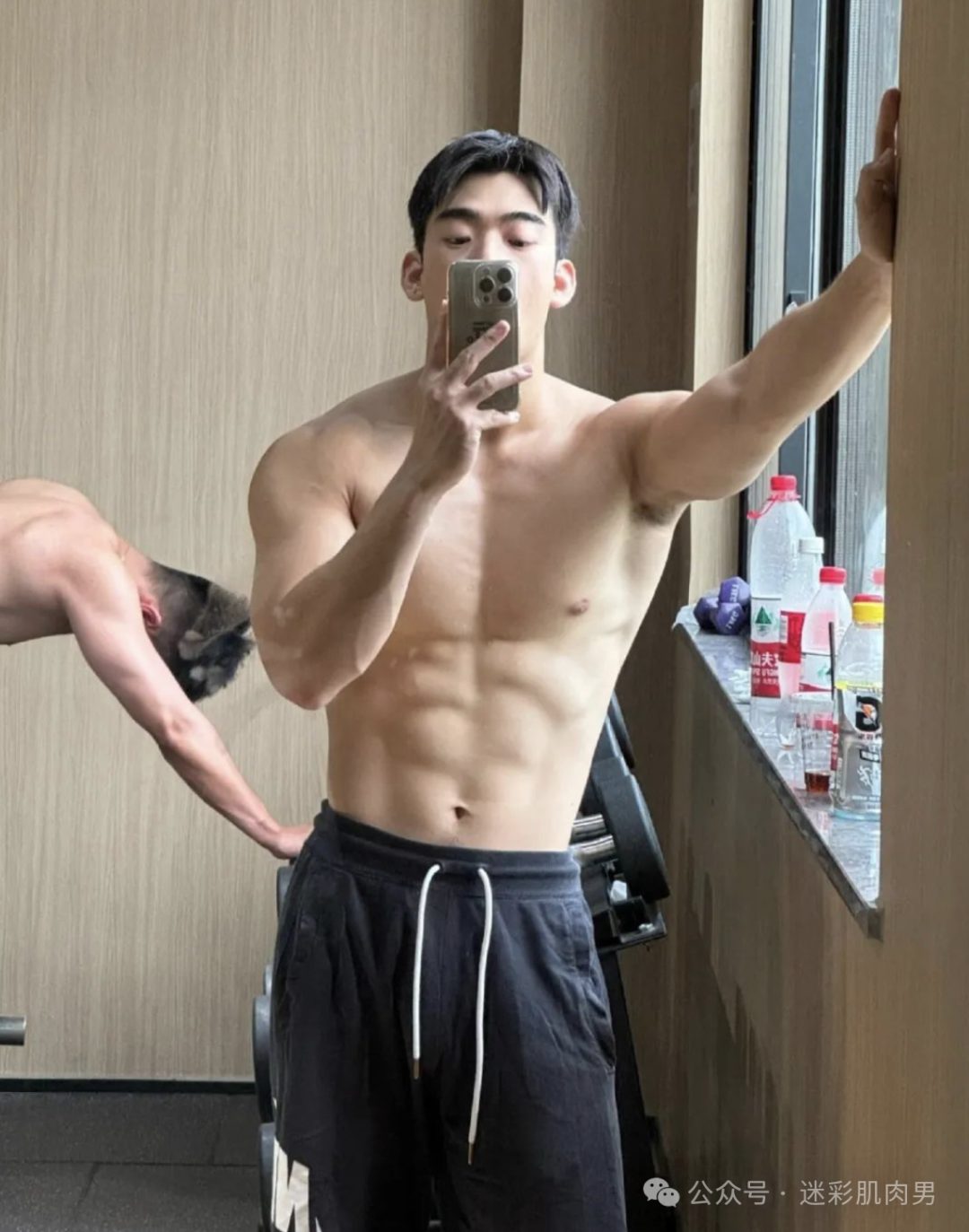 来自杭州的运动男教练，爱穿灰裤子！