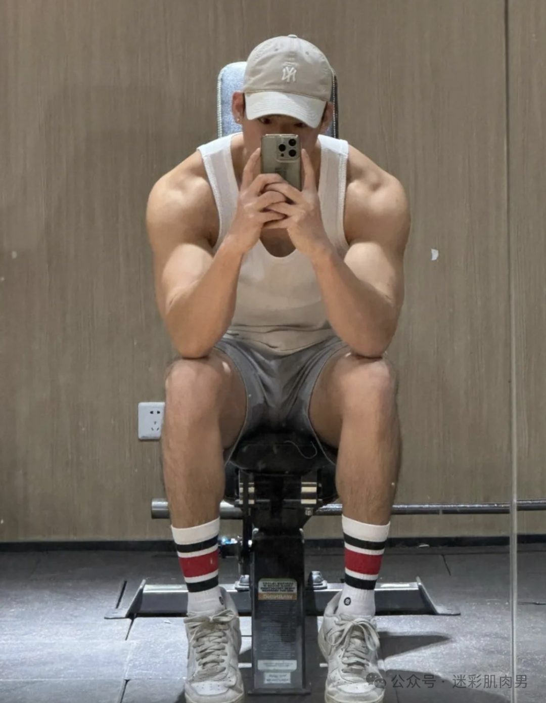 来自杭州的运动男教练，爱穿灰裤子！