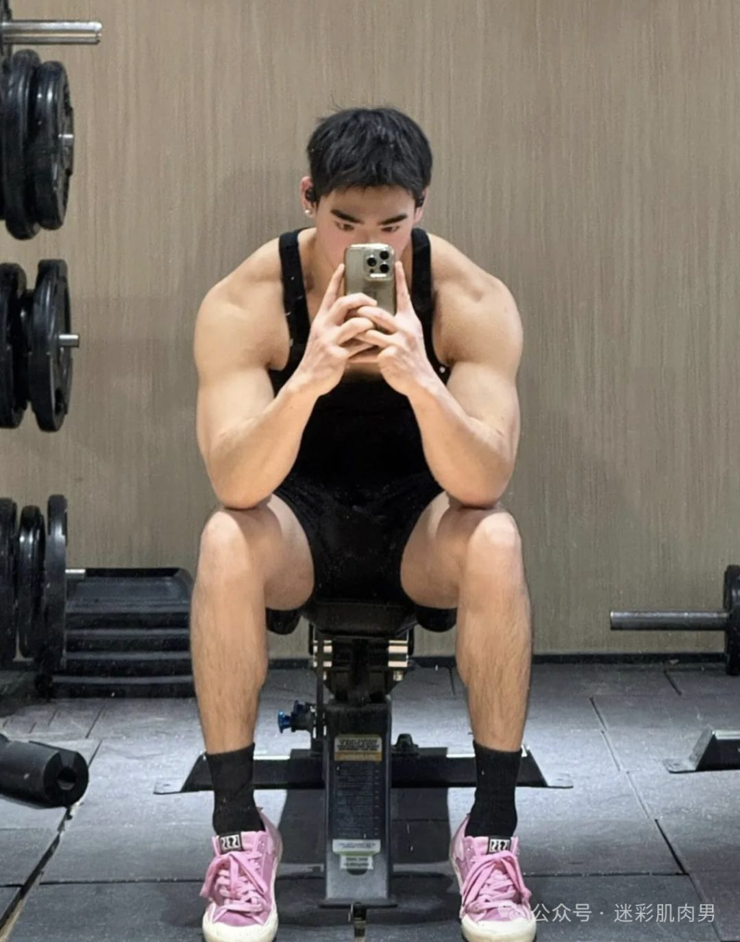 来自杭州的运动男教练，爱穿灰裤子！