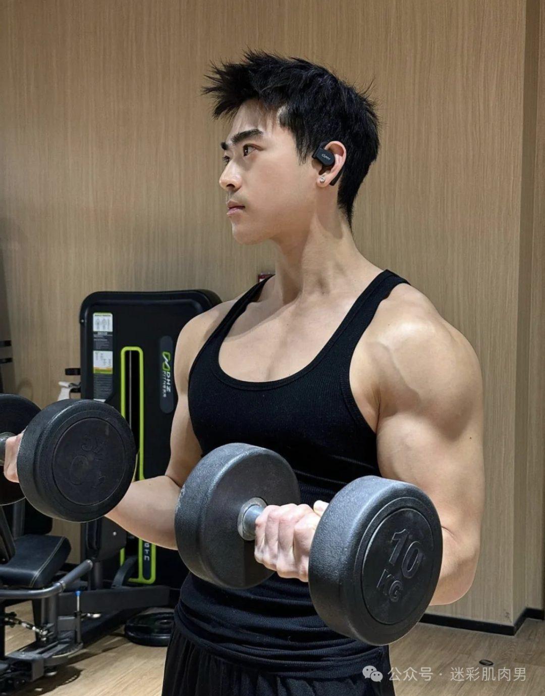 来自杭州的运动男教练，爱穿灰裤子！