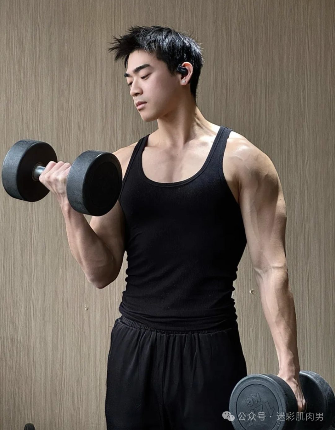 来自杭州的运动男教练,爱穿灰裤子! 来自杭州的运动男教练,爱穿灰裤子!