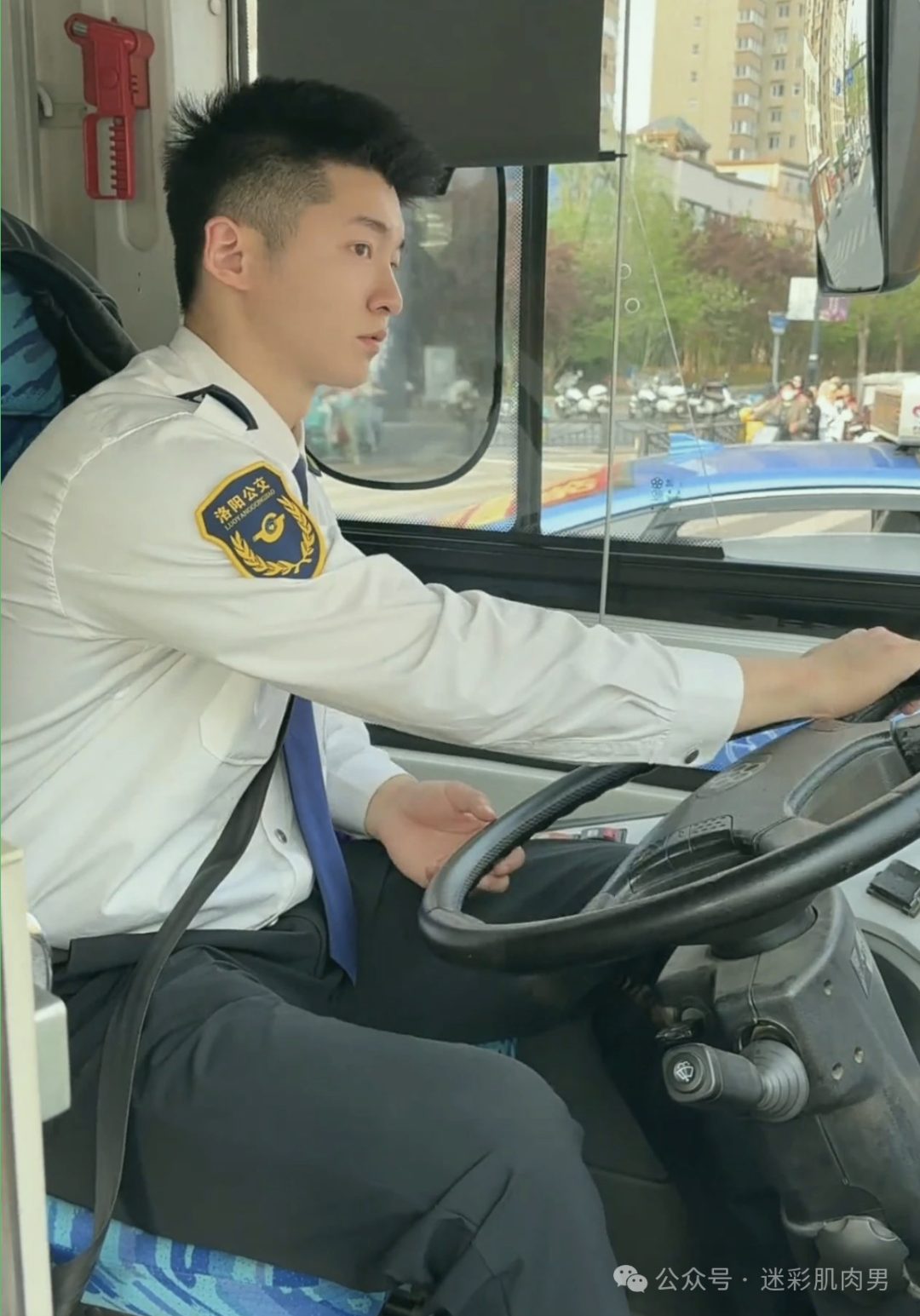 河南零零后 190CM 公交师傅被索要微信!视频太好看! 河南零零后 190CM 公交师傅被索要微信!视频太好看!