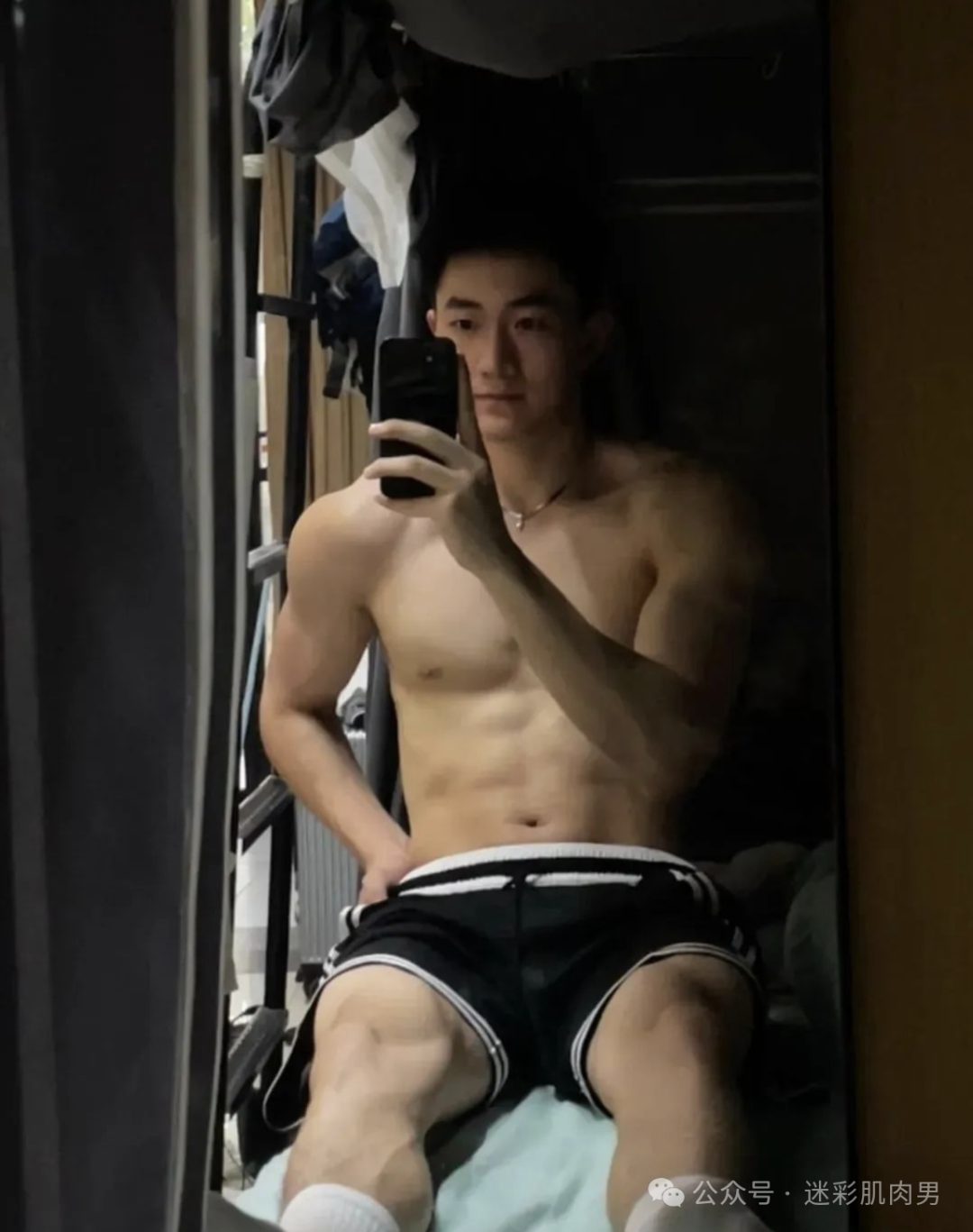 天气热了寝室男大体育生长腿穿的太短！拉太低自拍？