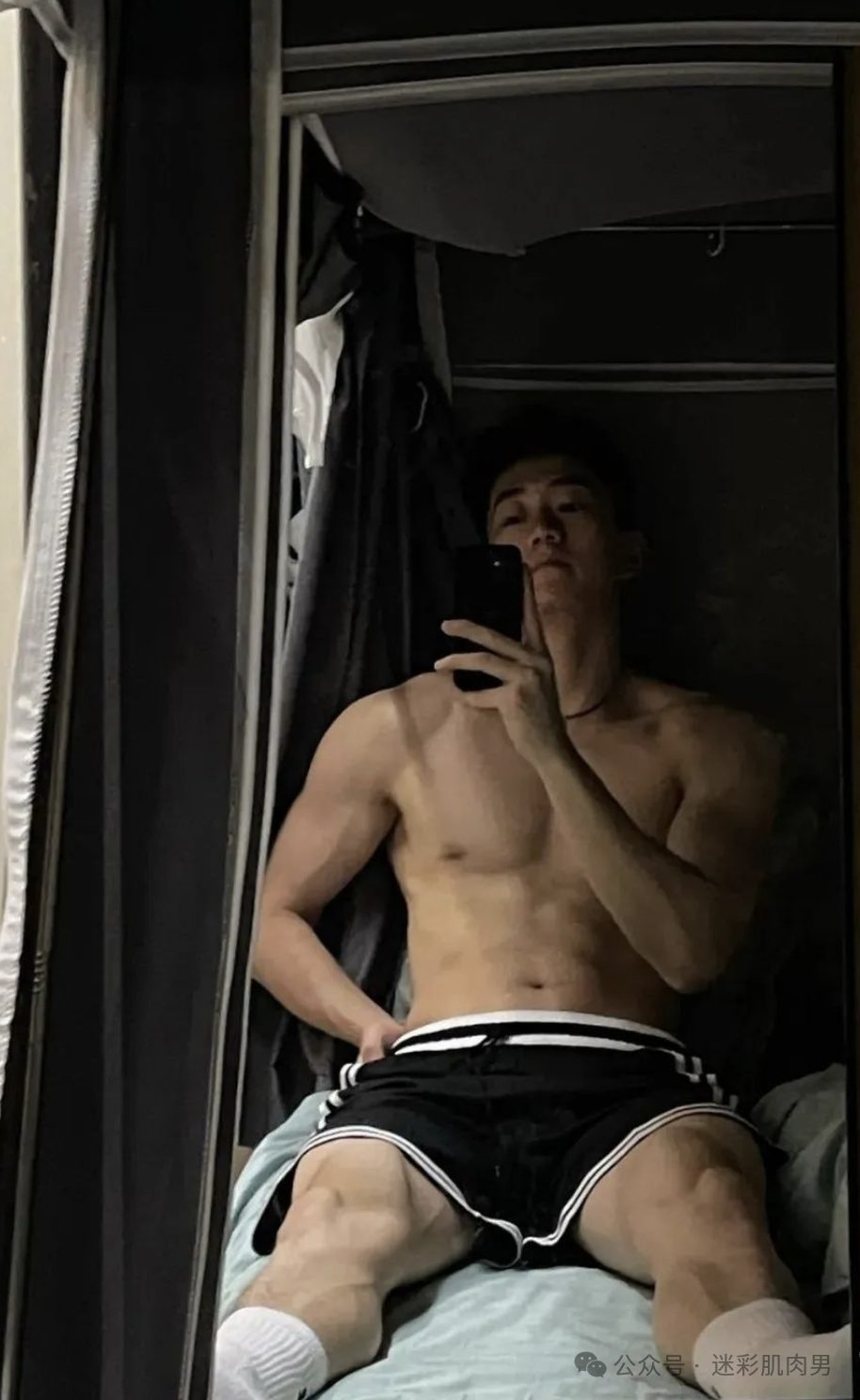 天气热了寝室男大体育生长腿穿的太短！拉太低自拍？