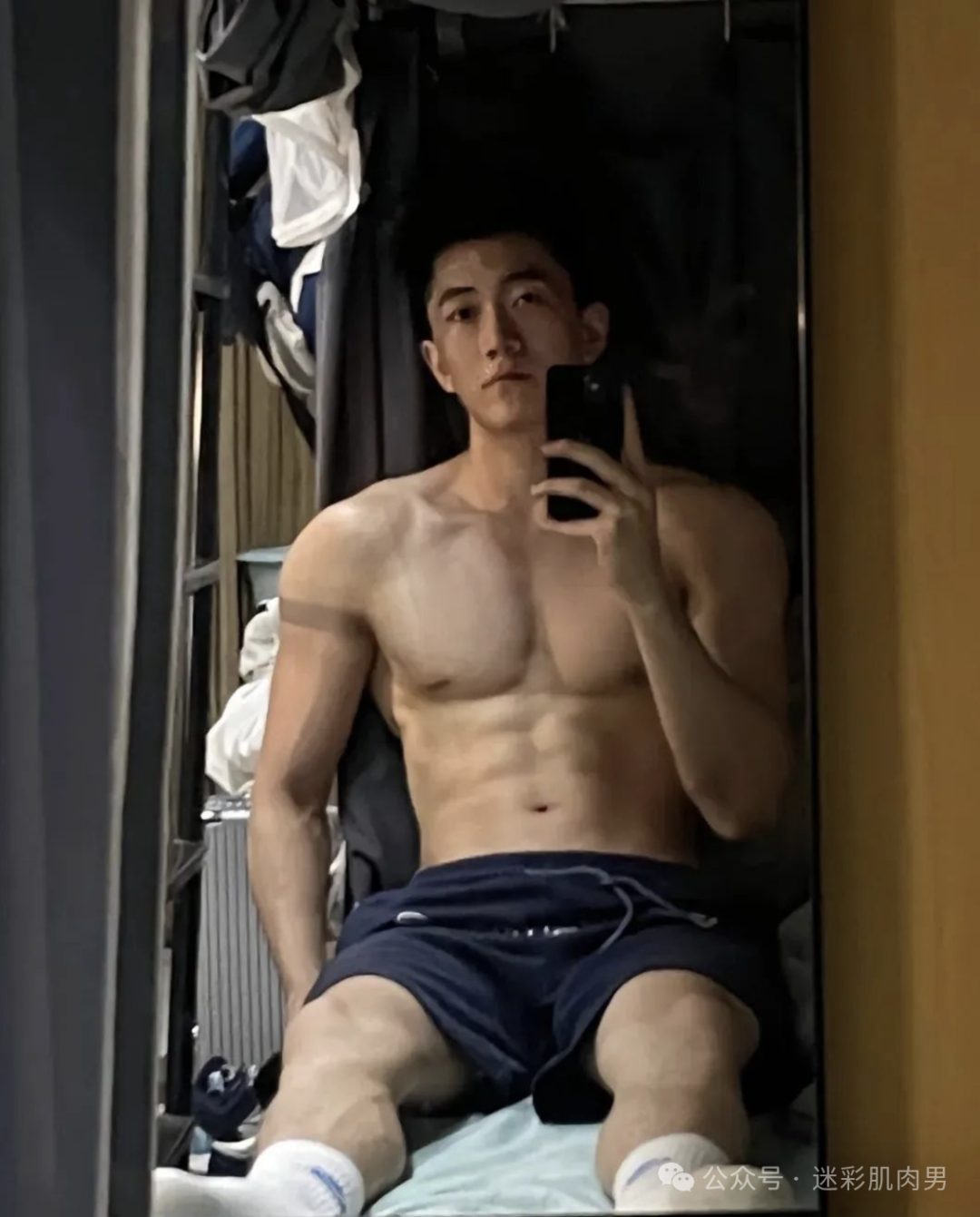 天气热了寝室男大体育生长腿穿的太短！拉太低自拍？