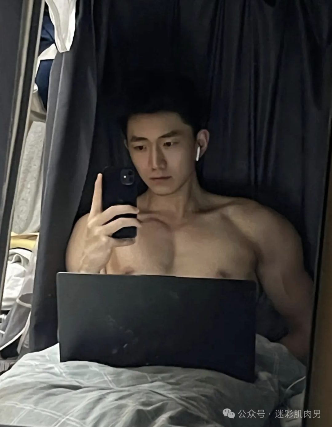 天气热了寝室男大体育生长腿穿的太短！拉太低自拍？