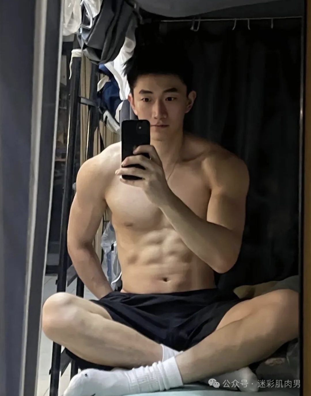 天气热了寝室男大体育生长腿穿的太短！拉太低自拍？