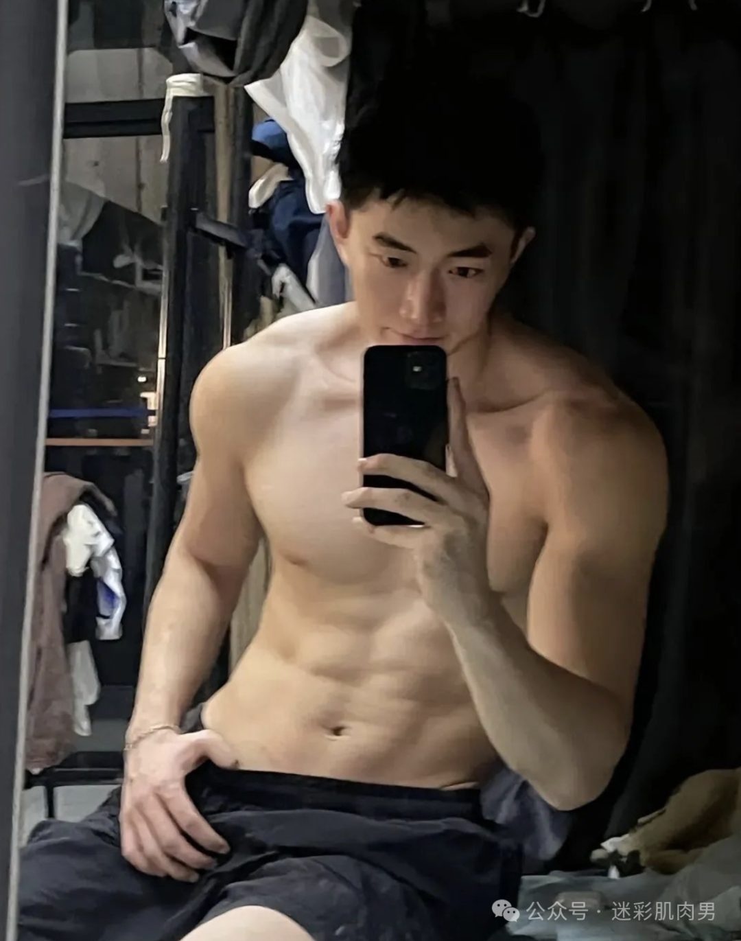 天气热了寝室男大体育生长腿穿的太短！拉太低自拍？