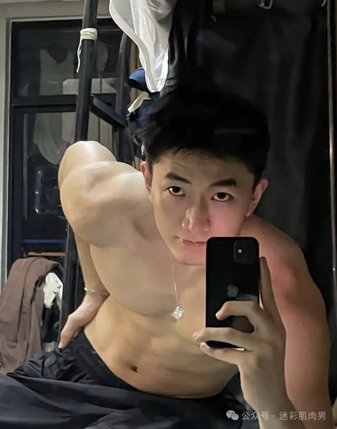 天气热了寝室男大体育生长腿穿的太短！拉太低自拍？
