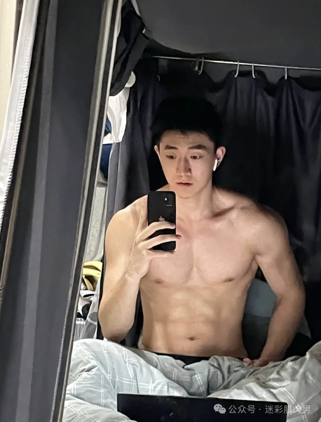 天气热了寝室男大体育生长腿穿的太短！拉太低自拍？