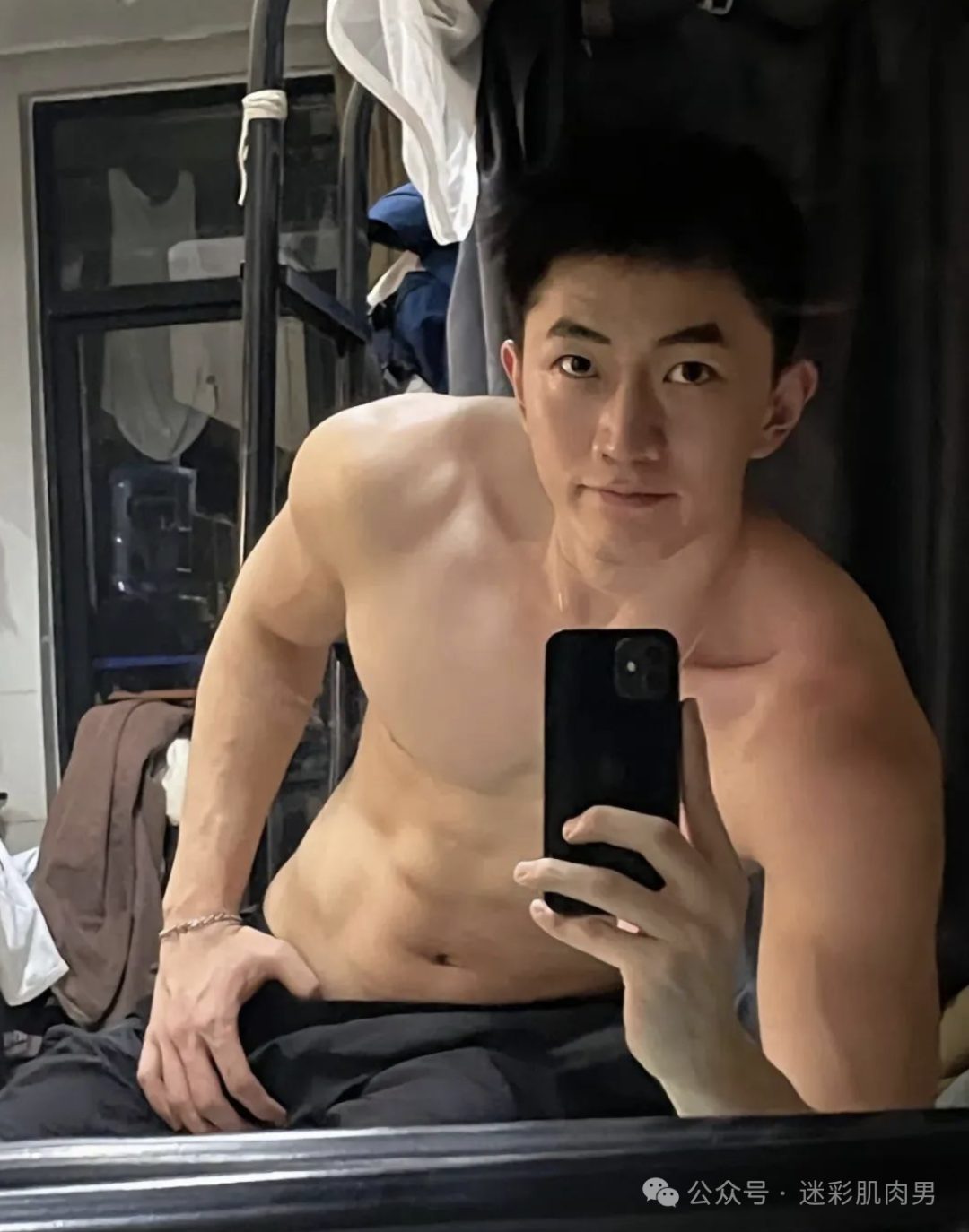 天气热了寝室男大体育生长腿穿的太短！拉太低自拍？