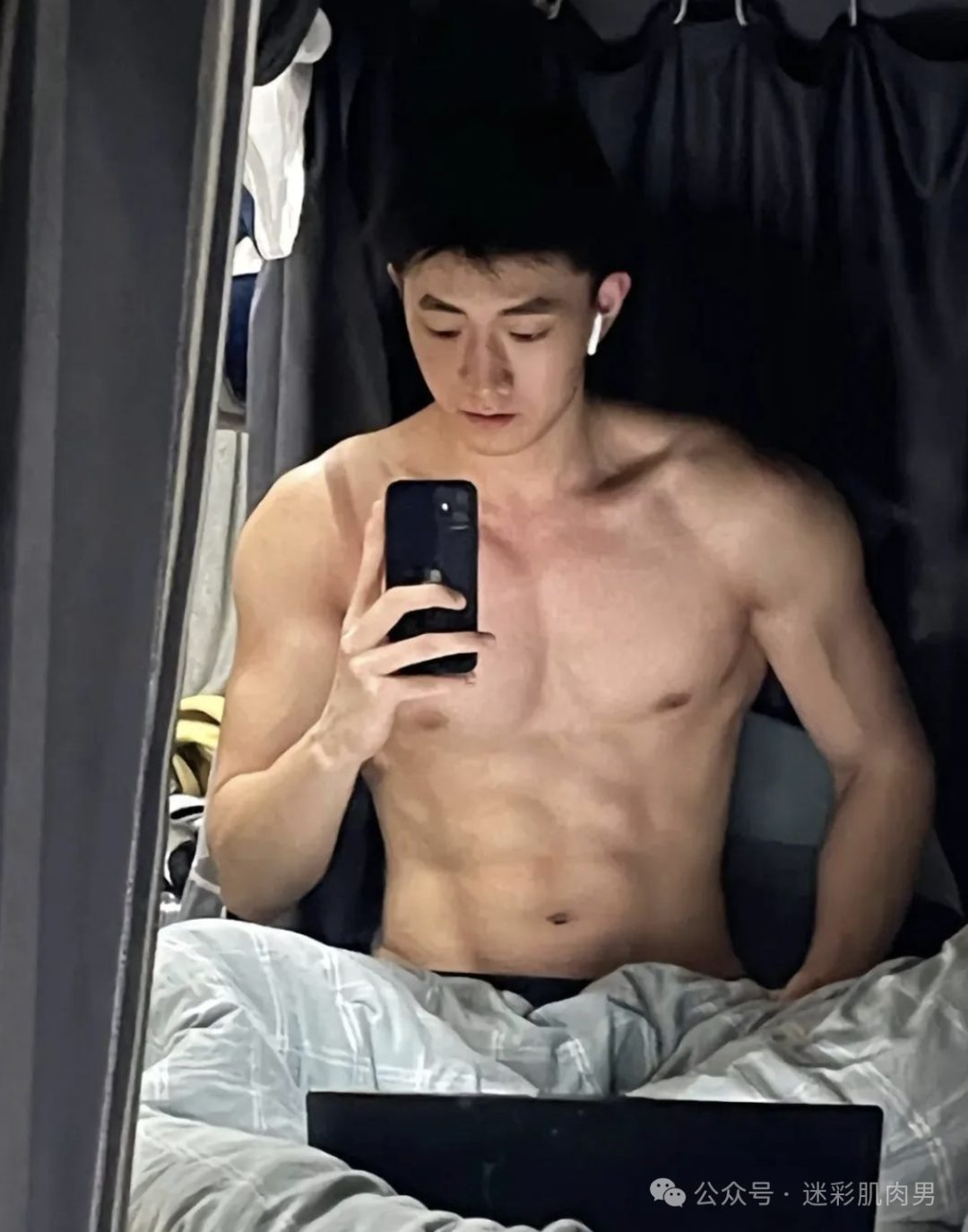 天气热了寝室男大体育生长腿穿的太短！拉太低自拍？