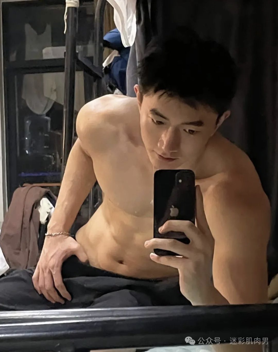 天气热了寝室男大体育生长腿穿的太短！拉太低自拍？