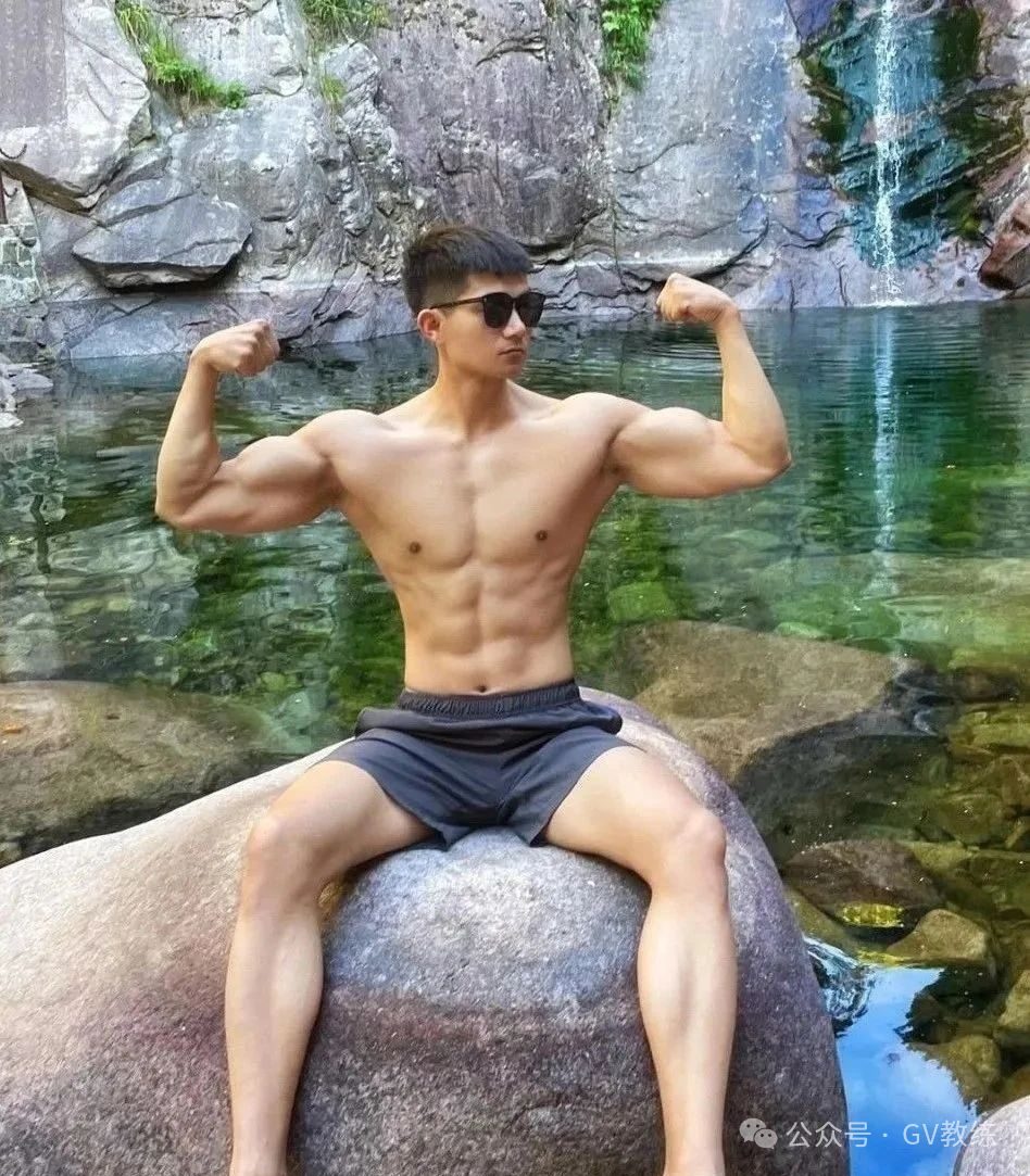 185cm 山东健身教练狠狠帅到 G 点！