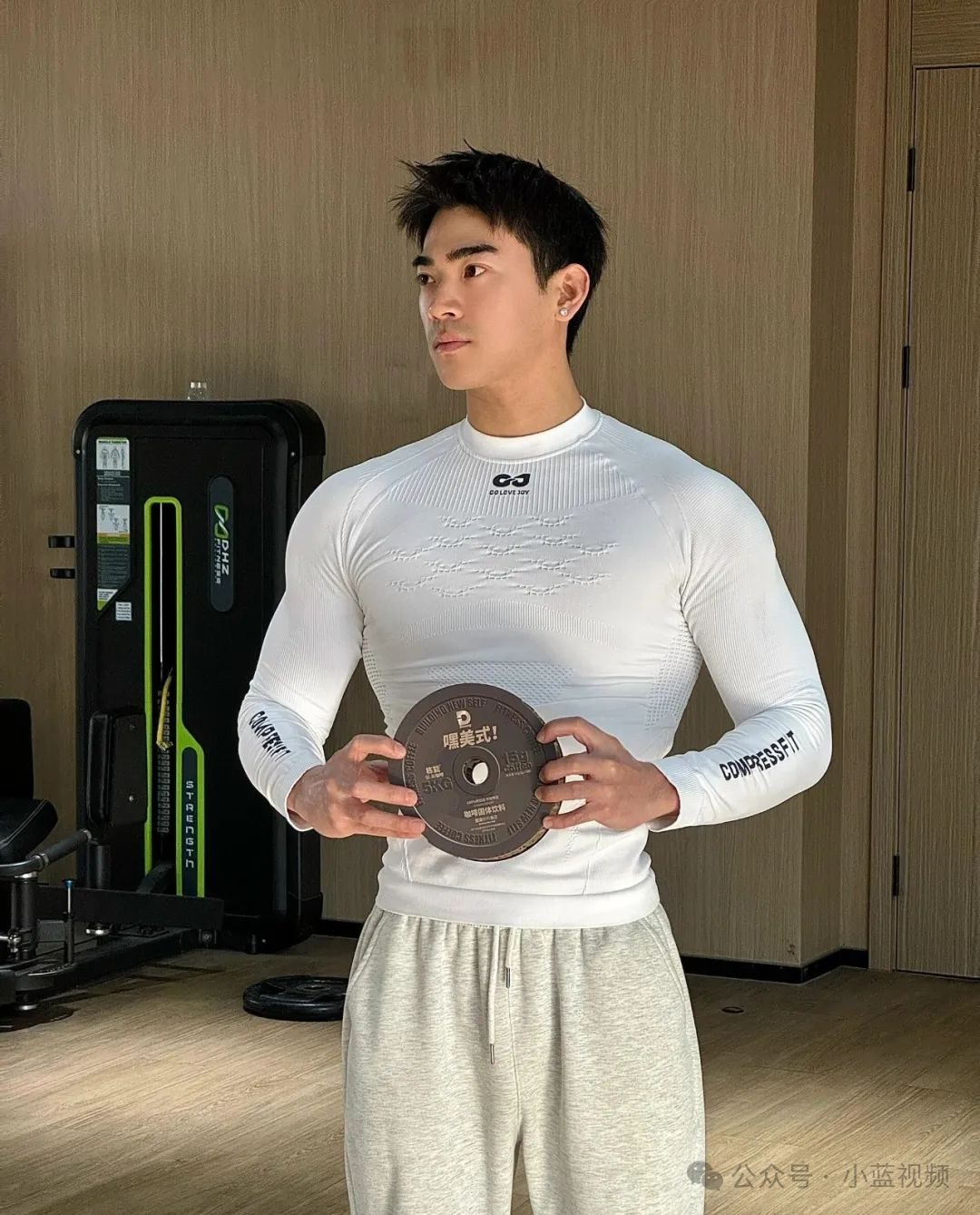 麒麟臂肱二头满屏男人味的健身教练就是他! 麒麟臂肱二头满屏男人味的健身教练就是他!