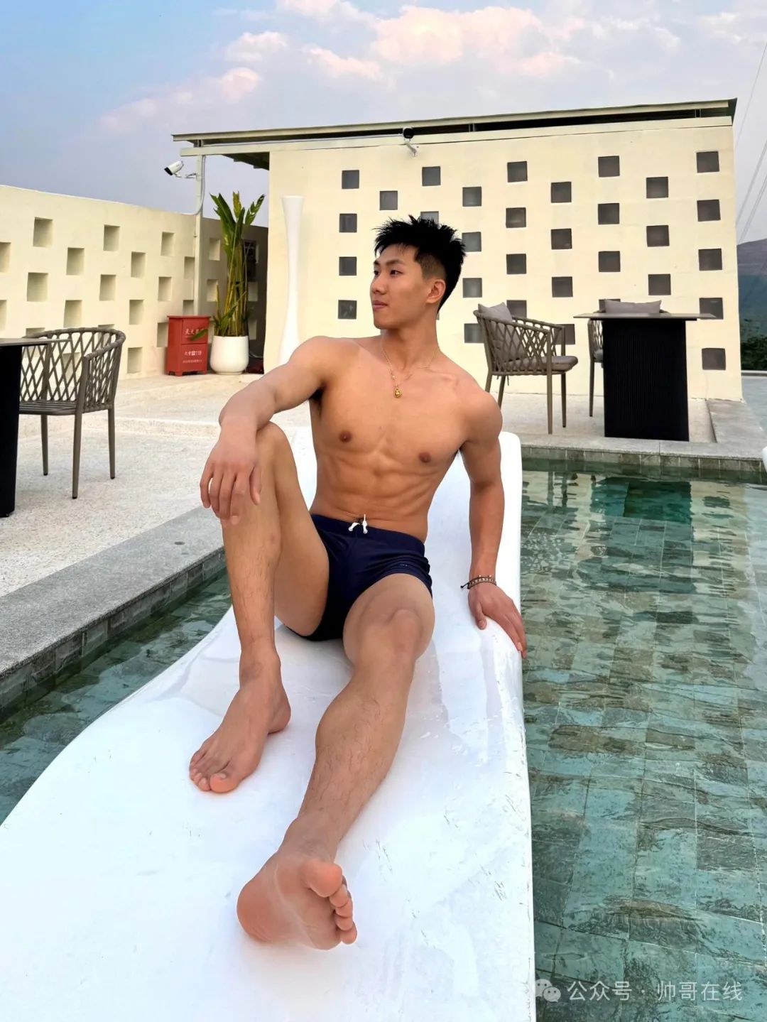 185CM 黑皮肌肉体育生，大长腿素真不戳啊！