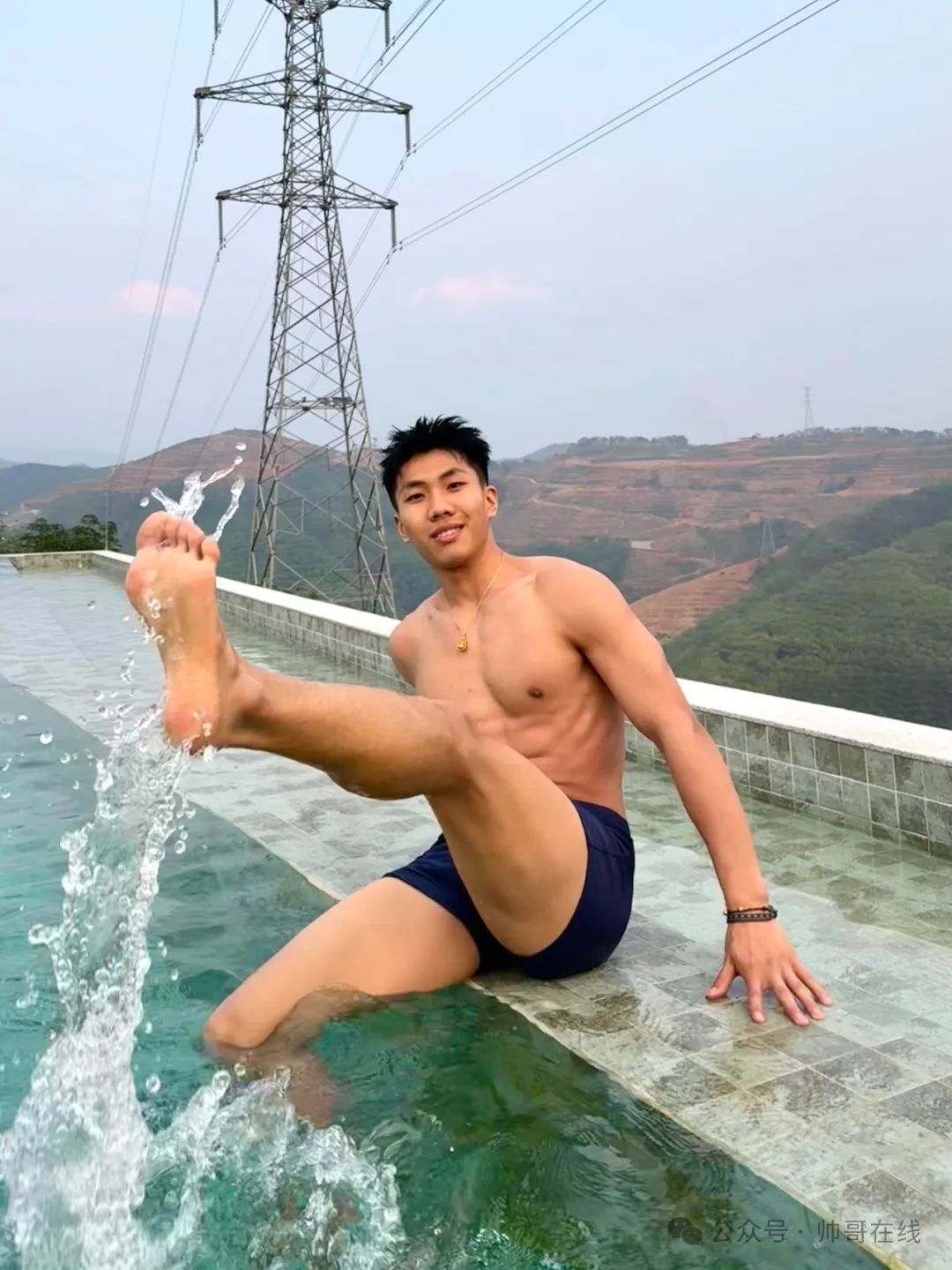 185CM 黑皮肌肉体育生，大长腿素真不戳啊！