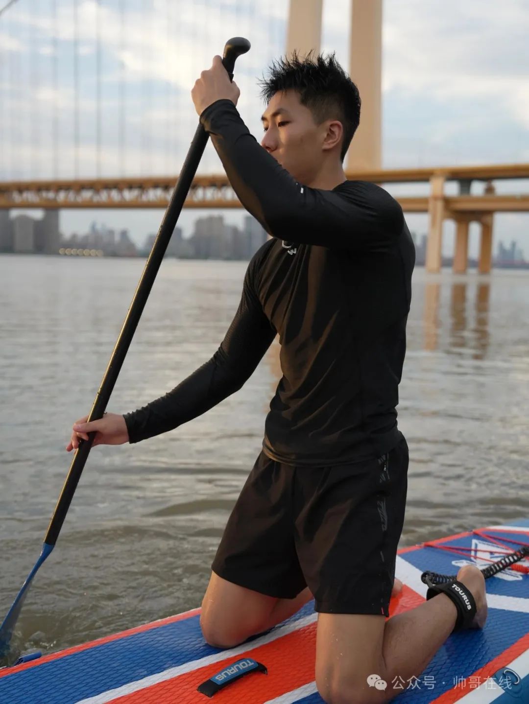 185CM 黑皮肌肉体育生，大长腿素真不戳啊！