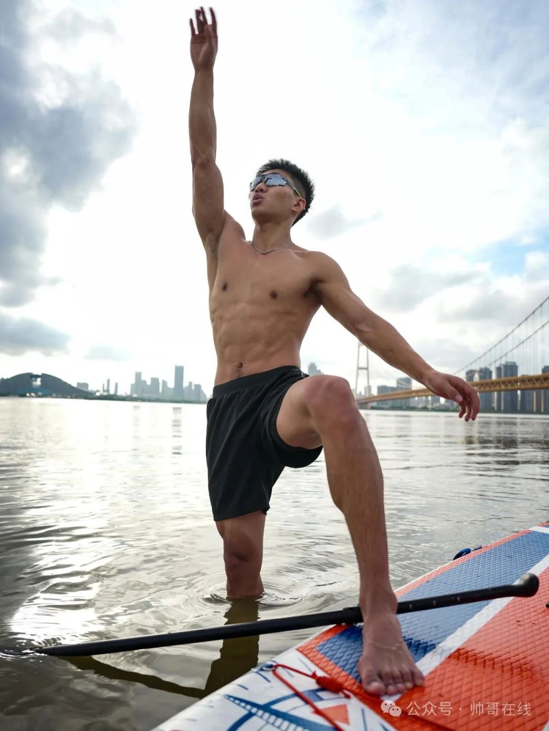 185CM 黑皮肌肉体育生，大长腿素真不戳啊！