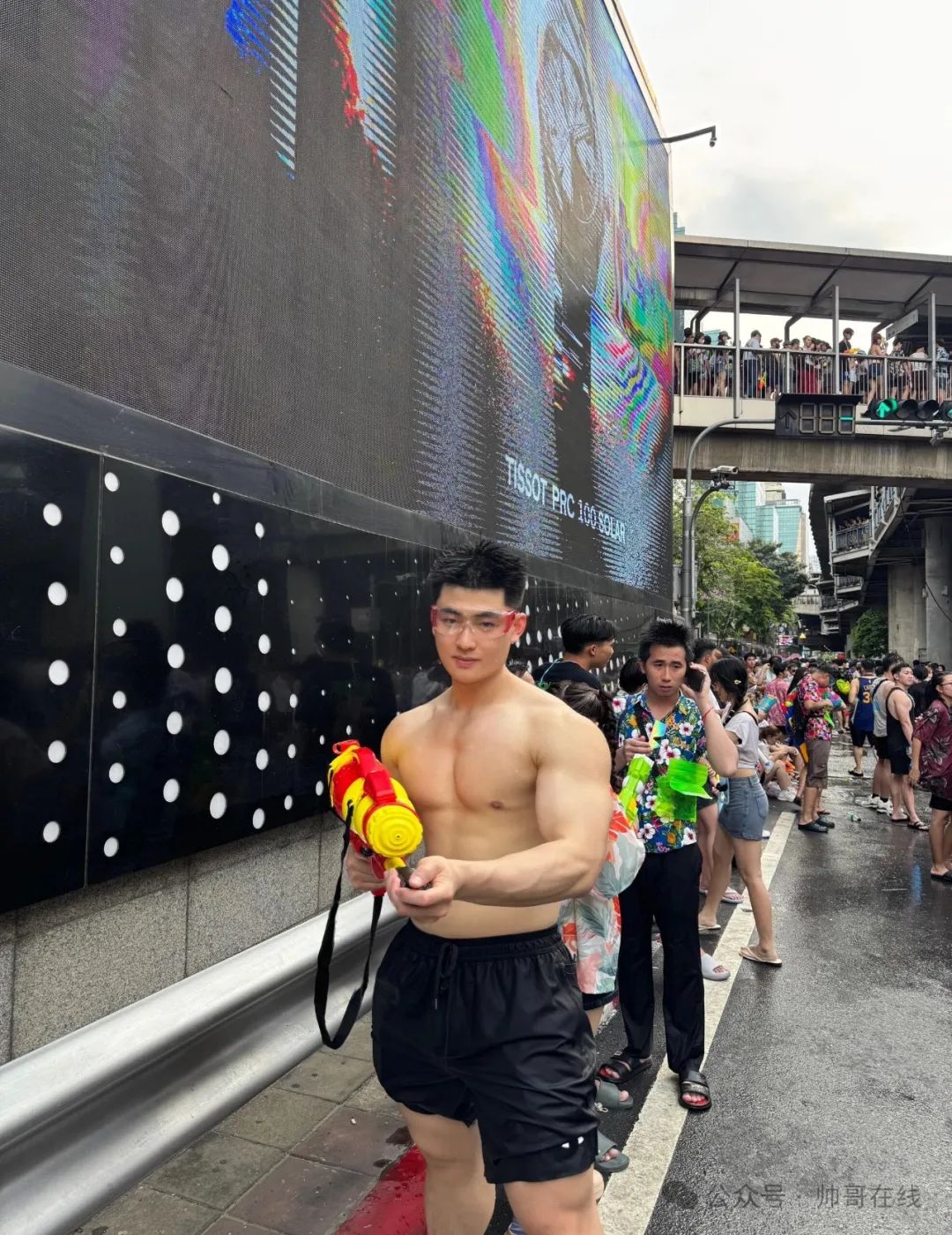 泼水节肌肉小野兽，腱子肉小狼狗太棒了！