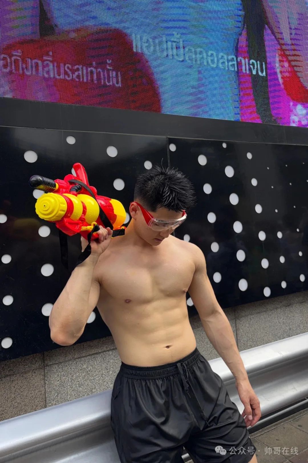 泼水节肌肉小野兽，腱子肉小狼狗太棒了！
