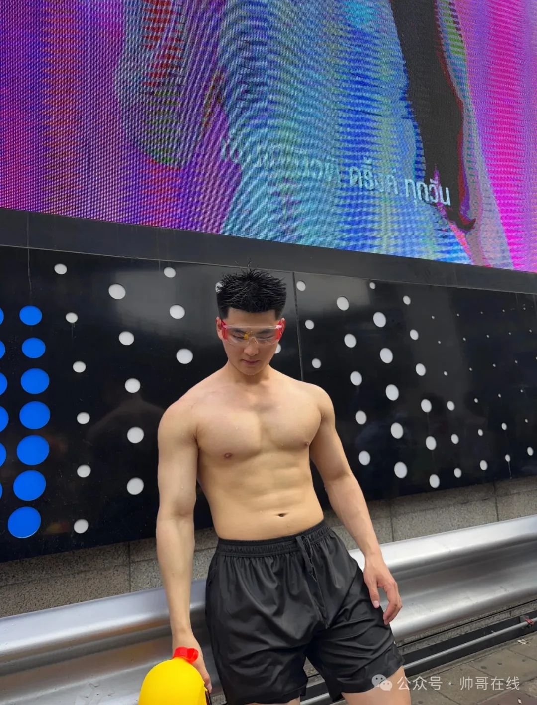 泼水节肌肉小野兽，腱子肉小狼狗太棒了！