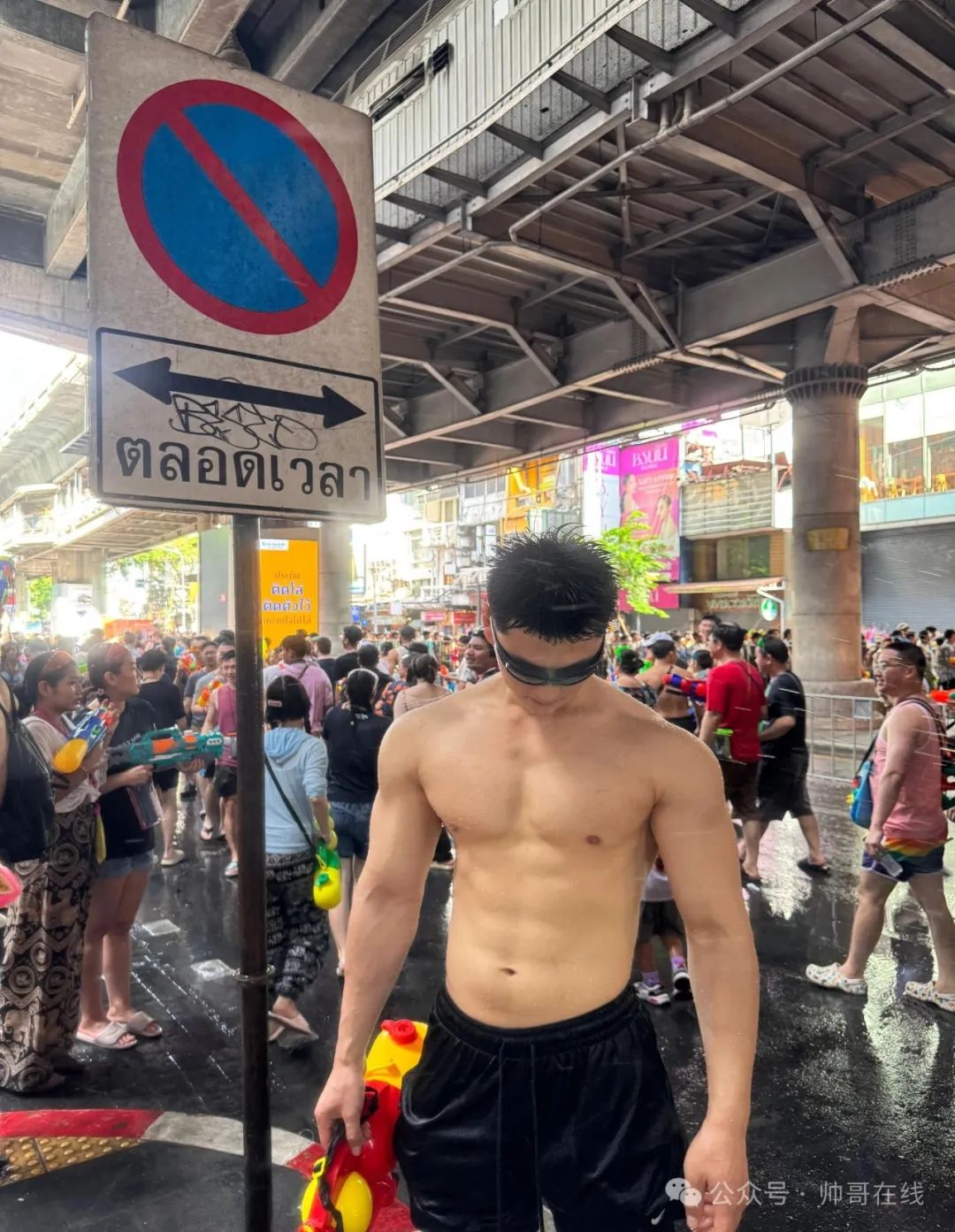 泼水节肌肉小野兽，腱子肉小狼狗太棒了！