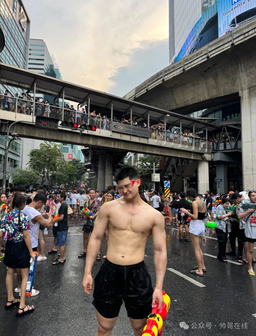 泼水节肌肉小野兽，腱子肉小狼狗太棒了！