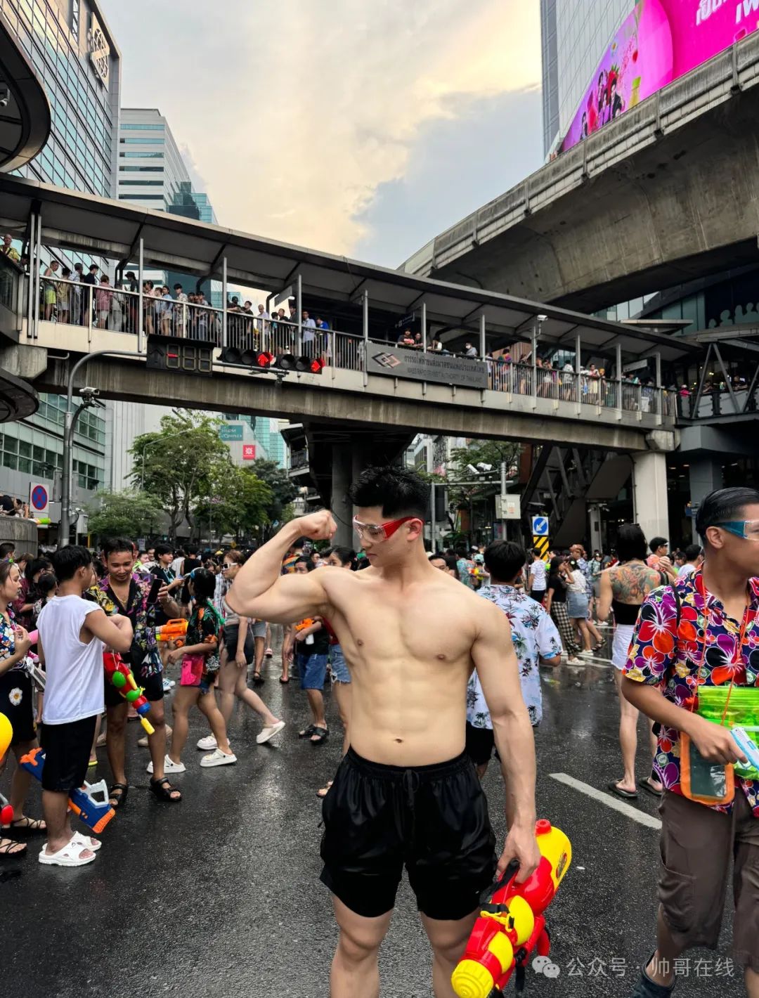 泼水节肌肉小野兽，腱子肉小狼狗太棒了！
