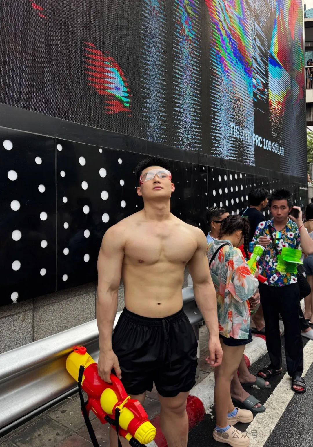 泼水节肌肉小野兽，腱子肉小狼狗太棒了！