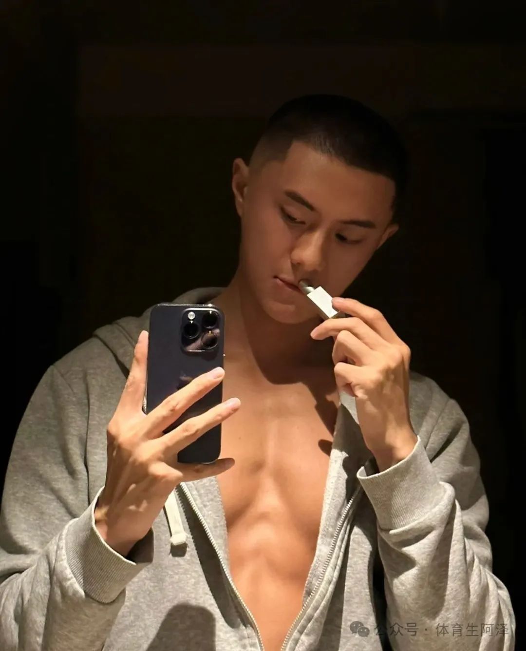 黑皮寸头极品体育生爆火推特，网友辣评：" 男友一周一换啊 "