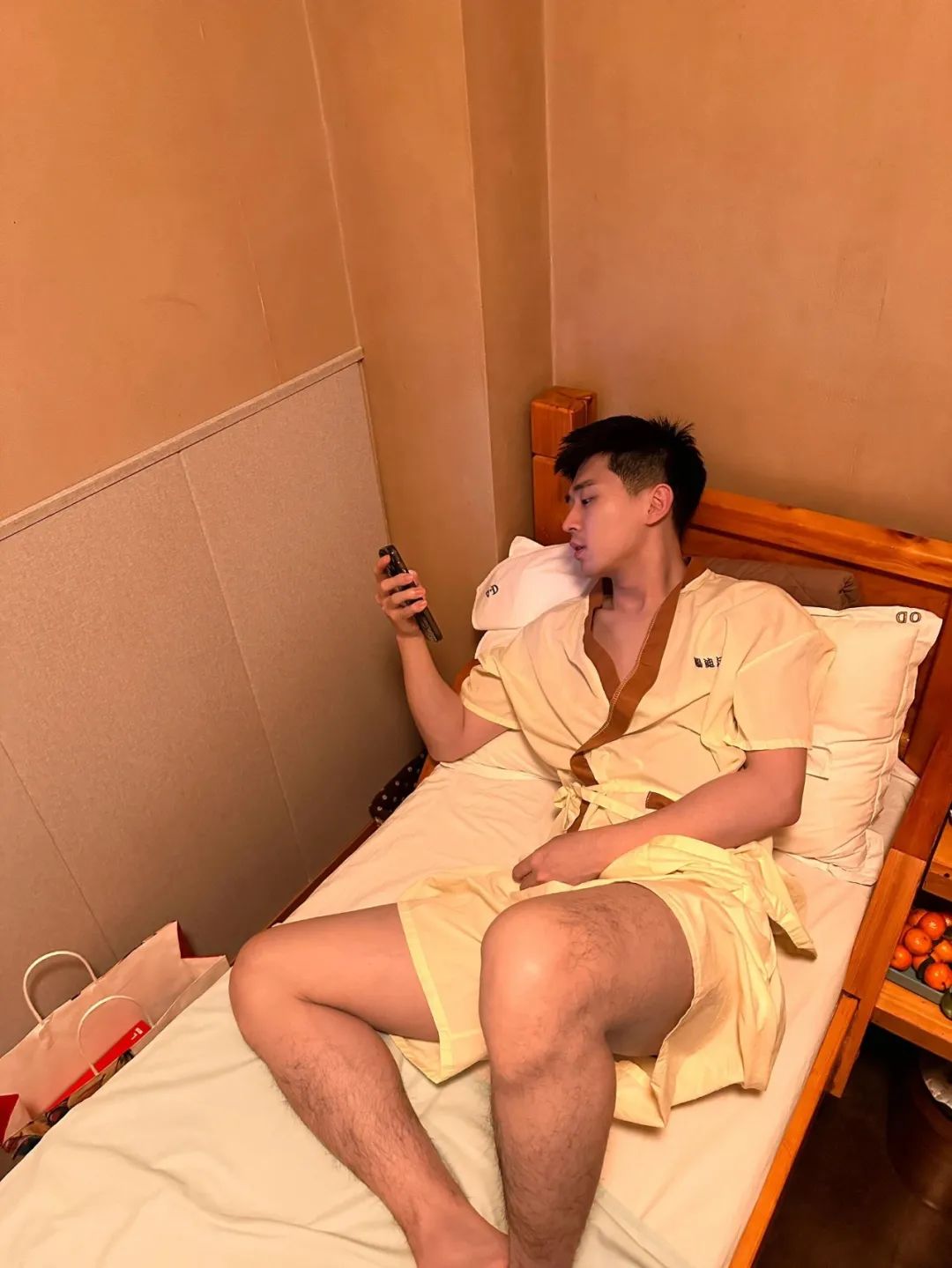 病床上都帅到出圈，穿病号服都挡不住的实力！