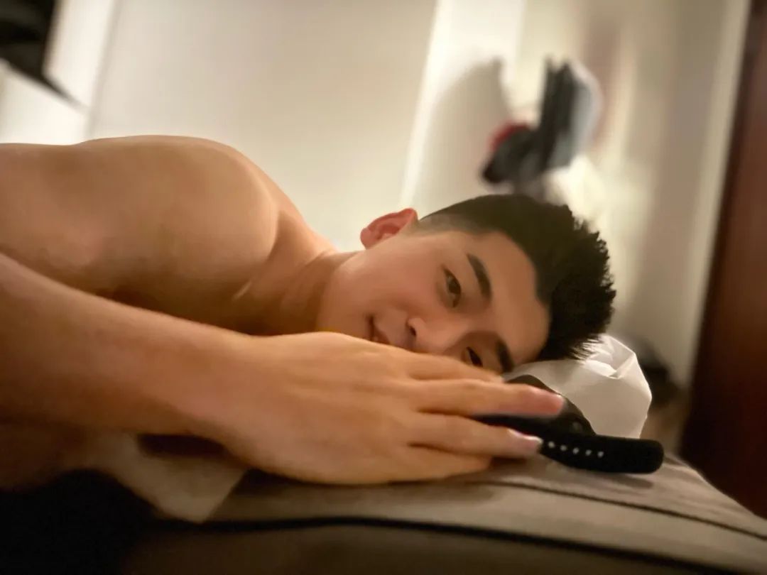 病床上都帅到出圈，穿病号服都挡不住的实力！