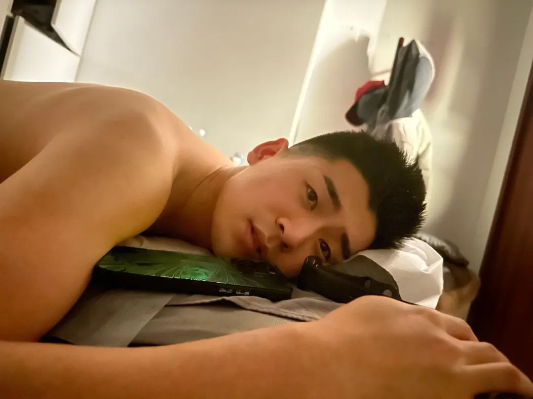 病床上都帅到出圈，穿病号服都挡不住的实力！
